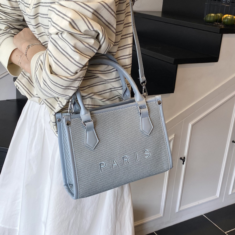 This year, color-blocking small bags are in fashion. The new summer versatile crossbody bag for women in 2025 is fashionable and extremely popular Application Scenario