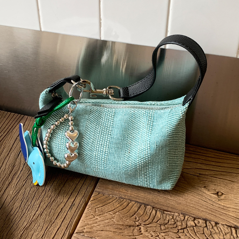 A simple, versatile, fashionable and trendy solid-color underarm bag for women, a new summer 2025 stylish and casual woven single-shoulder crossbody bag full figure