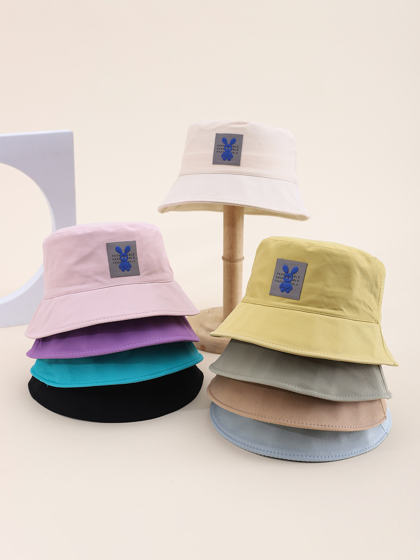 This is a popular children's single-sided fisherman hat with a rabbit label in spring and summer. It's cute, cartoonish, classic, versatile and personalized. The inner side of this children's single-sided fisherman hat comes with a drawstring full figure