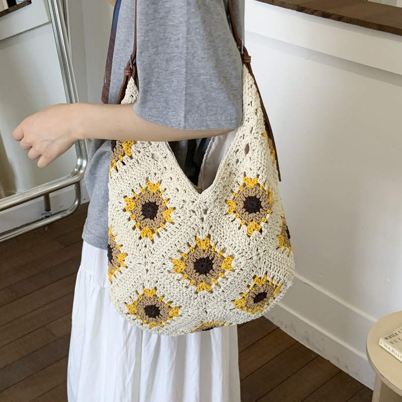 A laid-back and artistic style summer seaside vacation single-shoulder bag, a new fashionable and versatile commuting woven bag details Picture