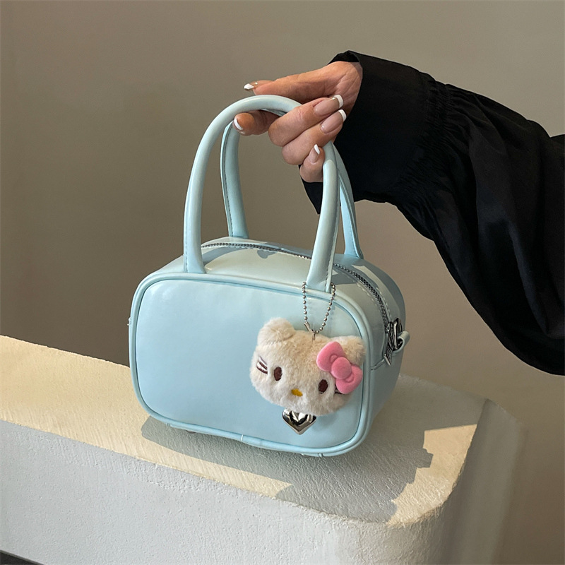 This is a trendy and fashionable pink small square bag for ladies from South Korea in 2024. It is a versatile single-shoulder crossbody bag Application Scenario