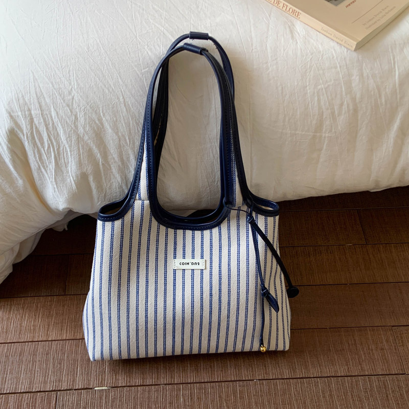 2025 Casual Commuter Tote bag, women's niche striped simple and fashionable hand-held shoulder bag, large-capacity underarm bag full figure