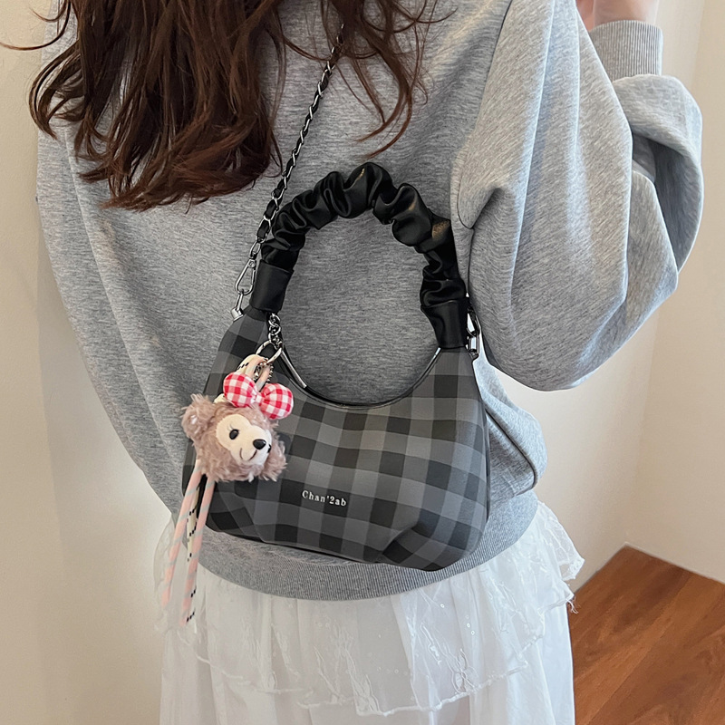 Sweet and cool style, trendy and unique cloud-shaped pleated handbag, a new summer fashion chain crossbody bag for women in 2025 Application Scenario