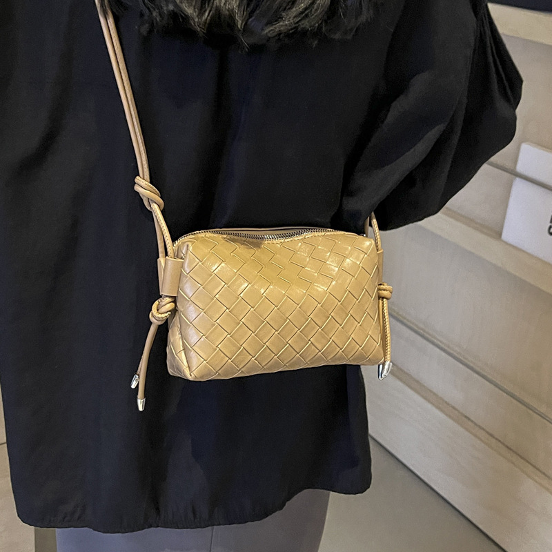 Korean style fashionable woven pattern small square bag for women 2024 summer new simple single-shoulder bag, niche, trendy and versatile crossbody bag Application Scenario