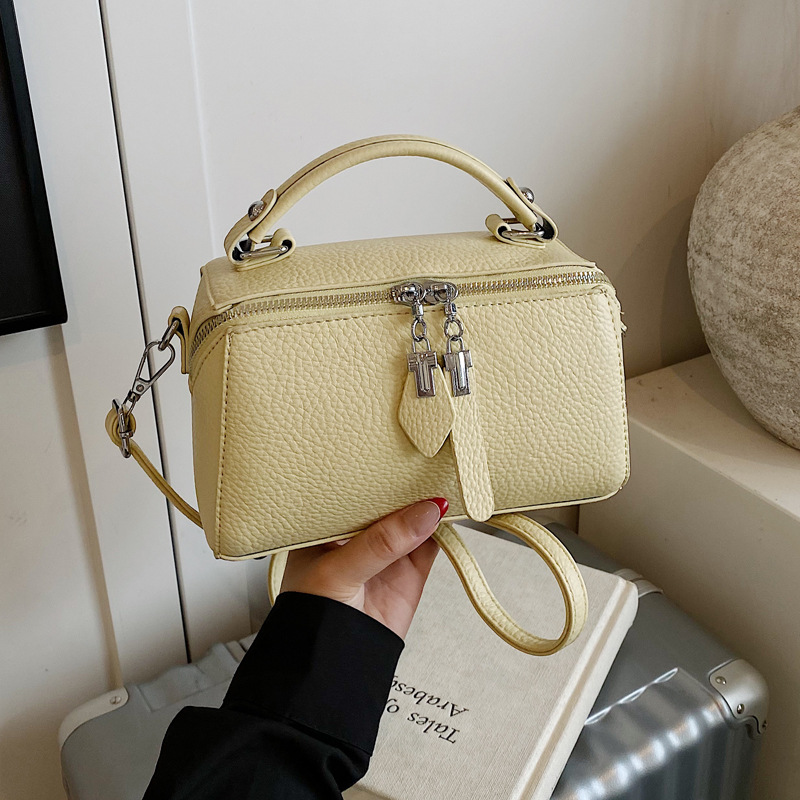 Korean retro fashion hand-held box bag for women 2025 new trendy and versatile small square bag, a niche and simple crossbody bag full figure