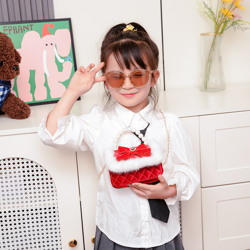 New Year children's bag, bow pearl hand-carry crossbody bag, Chanel-style New Year greeting bag, fashionable princess bag Application Scenario