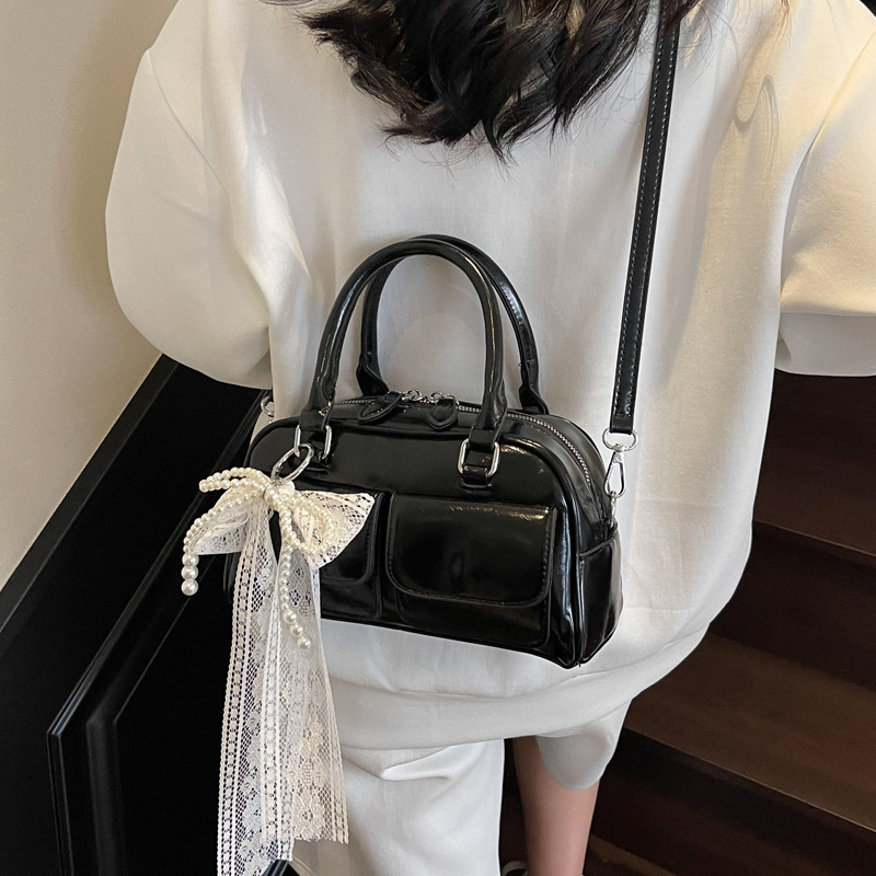 Multi-pocket trendy and retro saddle bag for women, a new Spring/Summer 2025 casual, simple and versatile handbag Application Scenario