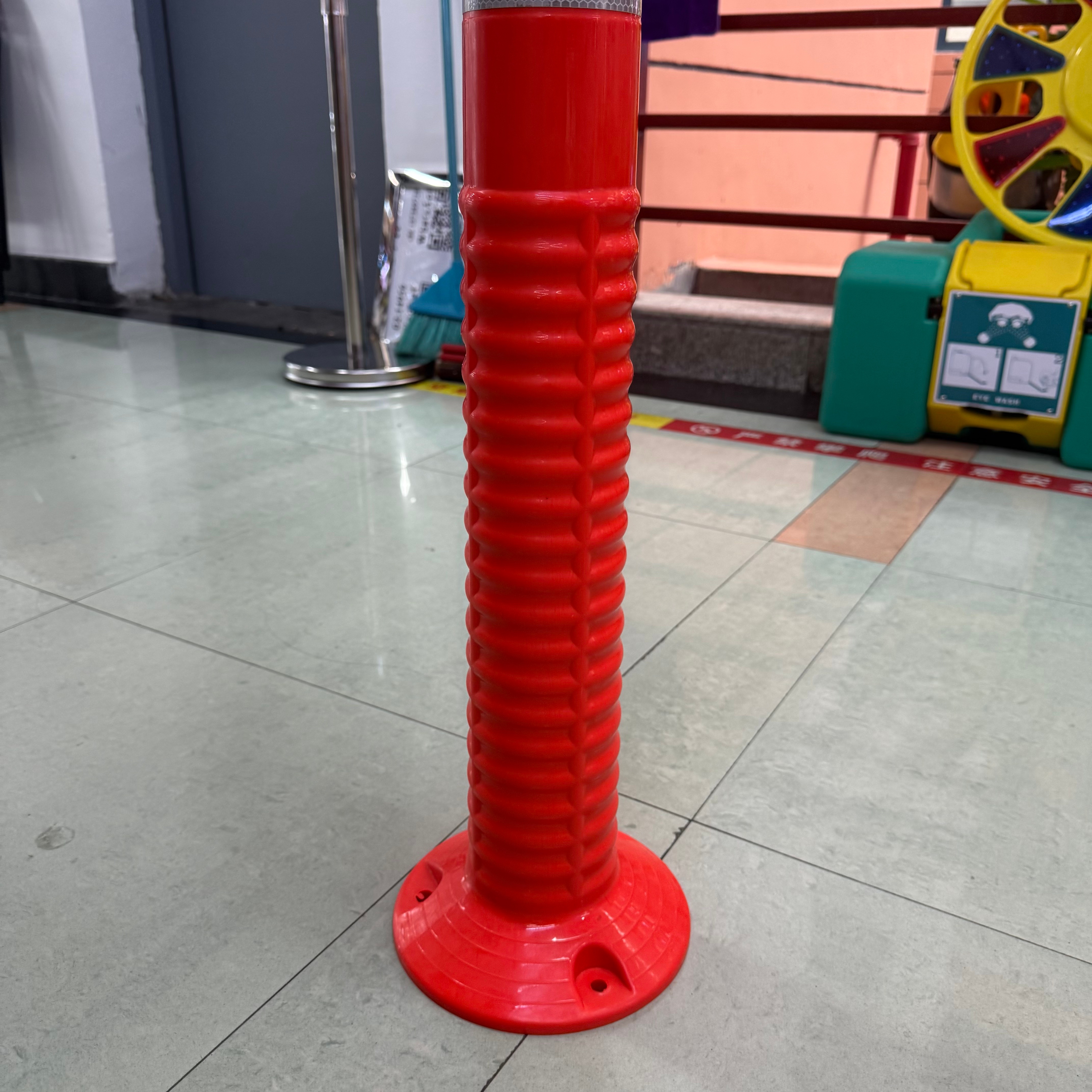 Anti-Collision Thickened Tpu Material Reflective Warning Posts Are Installed On Standard Column Road Stakes Item Picture