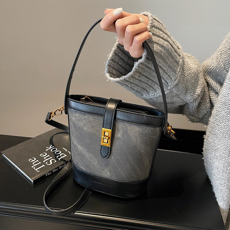2024 New Korean-style trendy single-shoulder bag, niche design, underarm bag, fashionable and casual bucket bag, crossbody women's bag full figure