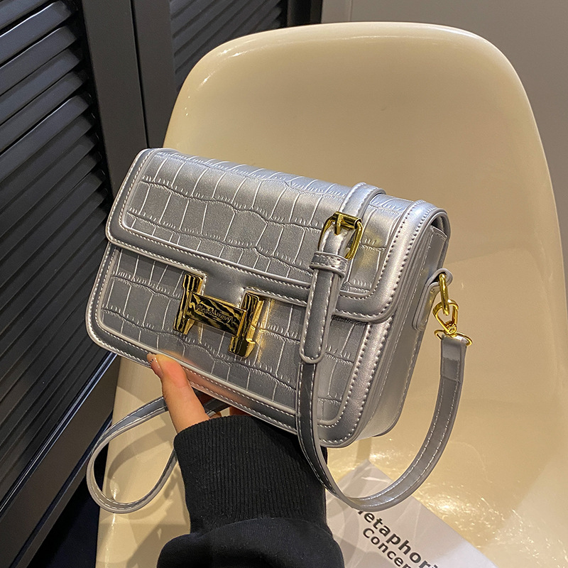 High-end quality small bag for women, 2025 new style fashionable and exquisite chain single-shoulder bag, elegant and versatile commuting crossbody bag Application Scenario
