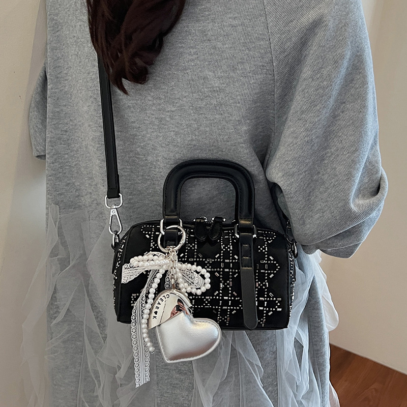 A simple and versatile Korean version of a niche handbag, a new summer fashion crossbody Boston bag for women in 2025 Application Scenario
