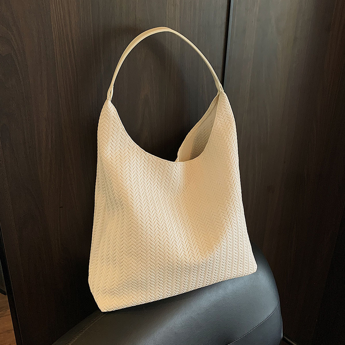 In 2025, a new Korean-style casual woven pattern large-capacity tote bag for women's commuting to work Application Scenario