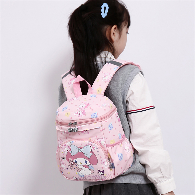 New children's schoolbags, cute cartoon bags for boys and girls in the small class of kindergarten, casual and versatile, outdoor snacks on both shoulders Application Scenario