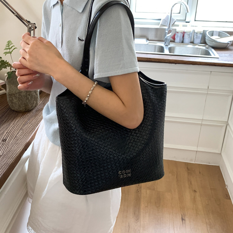 Ladies' large-capacity single-shoulder bag 2025 Summer new versatile commuter bag, underarm bag. This year's tote bag trend is in vogue Application Scenario