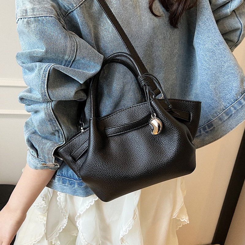 Hand-held bucket bag, women's bag, Korean retro 2025, trendy and fashionable texture, casual single-shoulder bag, commuter crossbody bag Application Scenario