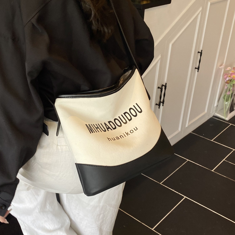 Fresh and artistic canvas bag, women's large-capacity single-shoulder bag, simple and elegant crossbody bag, letter commuter tote bag details Picture