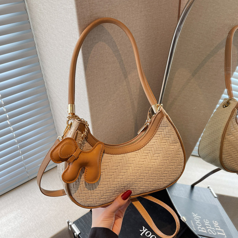 This is a new, trendy and fashionable, simple and retro commuting bag for women in 2025, featuring a soft leather bag with a high-quality texture full figure
