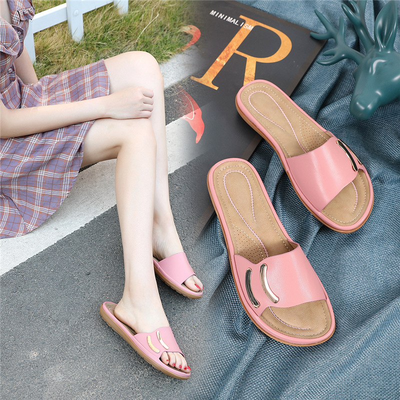 The 2024 new large-sized women's shoes, flip-flops, fashionable and comfortable cross-border sandals, casual beach slippers, and stylish style Application Scenario