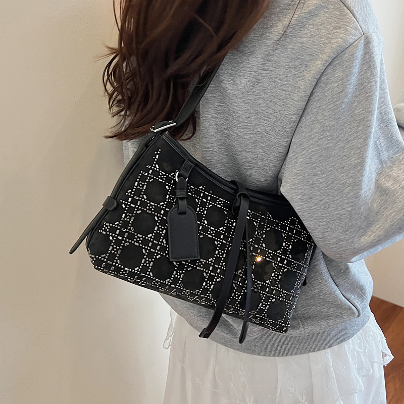 The 2025 summer new trendy bag, a single-bag crossbody bag, is fashionable with rivets, casual, simple and stylish, and has a high-quality feel for women Application Scenario