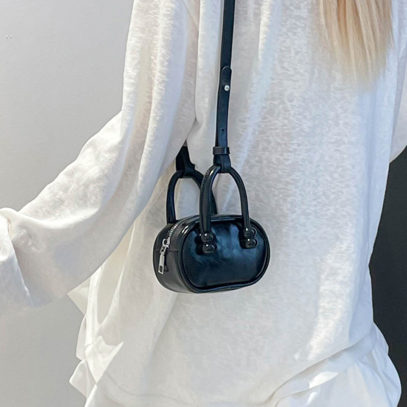A mini square bag for women, a new Spring/Summer 2025 trendy and simple single-shoulder bag, a fashionable and casual crossbody bag Application Scenario