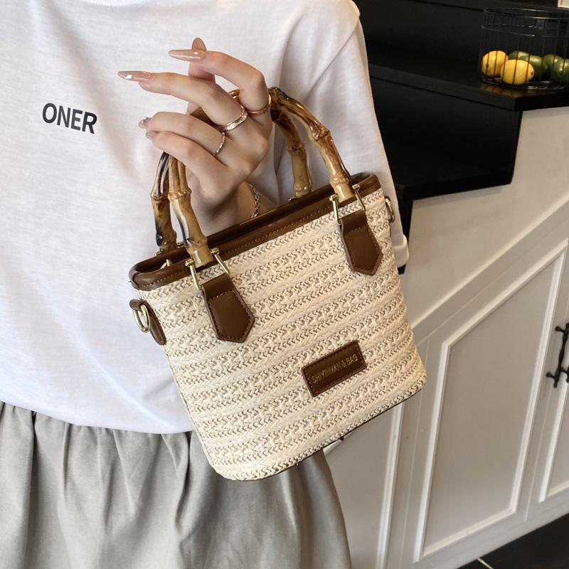 A trendy and cute seaside vacation straw-woven bag for women in 2025, a new style of fashionable and casual beach bag, a simple single-shoulder bag details Picture