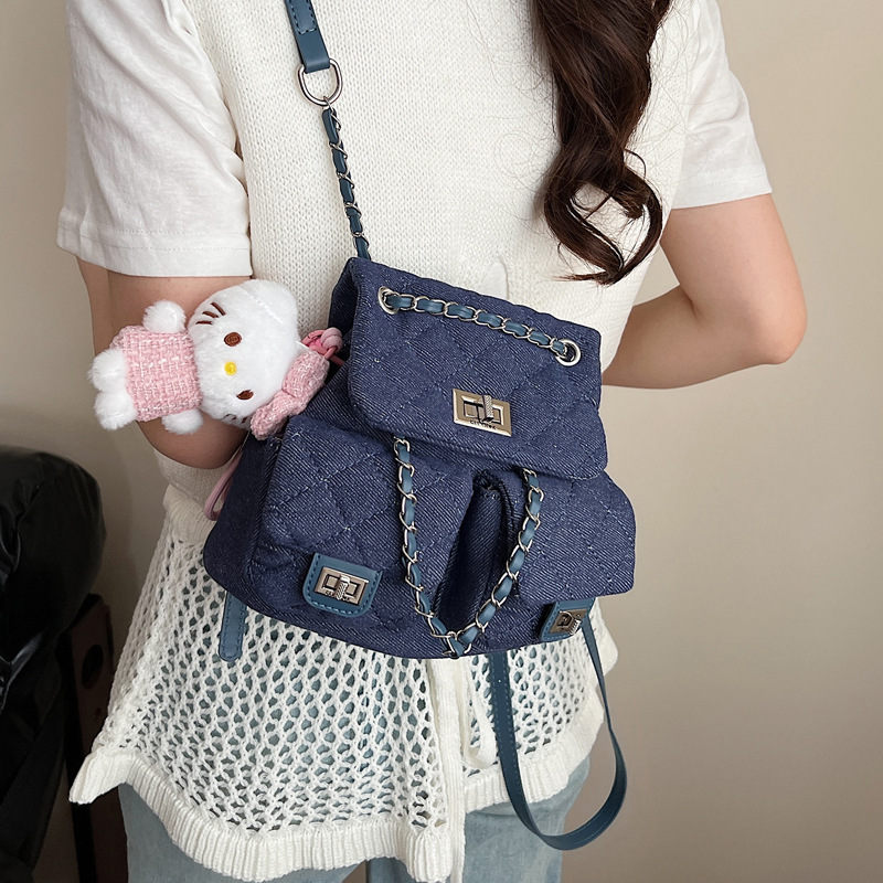 This year, denim Korean-style chain backpacks are in fashion. They are stylish and fashionable for commuting ladies and trendy schoolbags Specification drawing