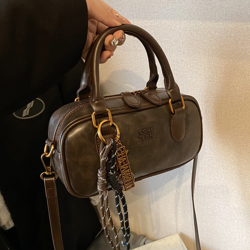 2024 New fashion bags for women, autumn and winter style, simple and fashionable work commute bag, retro single-shoulder underarm bag for women details Picture