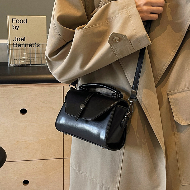 A new portable and versatile briefcase for women, a high-end, fashionable and niche single-shoulder small square bag for spring 2025 Specification drawing