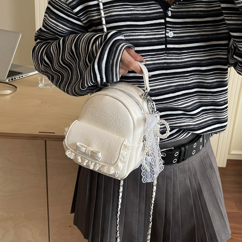 Korean-style sweet and cute backpack for girls, 2025 new fashionable heart-shaped lace backpack, school-style hand-held schoolbag Application Scenario