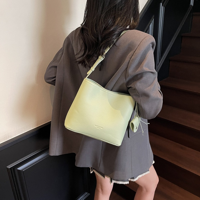 This year's popular bestsellers are the women's 2025 new summer versatile single-shoulder bag and the casual Korean-style quality bucket bag details Picture