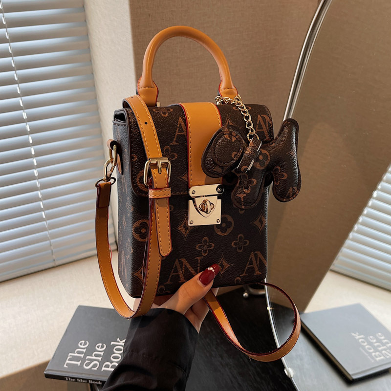 A new Korean-style versatile and simple single-shoulder crossbody bag for women in the summer of 2025, featuring a Korean-style mobile phone bag full figure