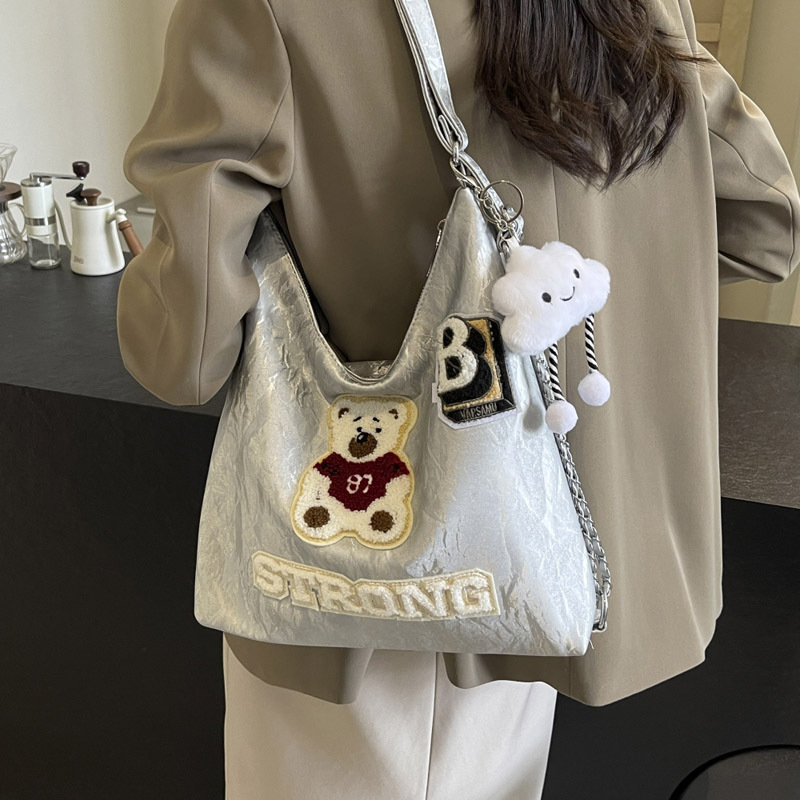Korean style fashionable women's bag 2025 new large-capacity commuter single-shoulder bag, versatile and trendy bag, high-end backpack Application Scenario