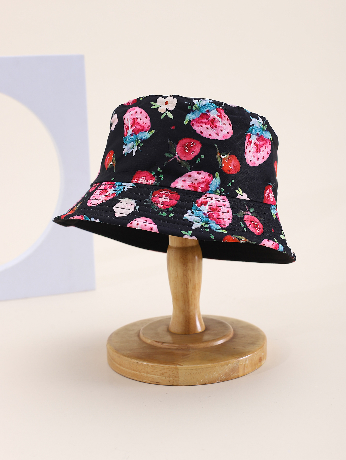 This is a popular children's strawberry-printed double-sided fisherman's hat for spring and summer. It's cute, cartoon, classic and versatile. It's a unique children's double-sided fisherman's hat with a pier circumference of 54CM details Picture