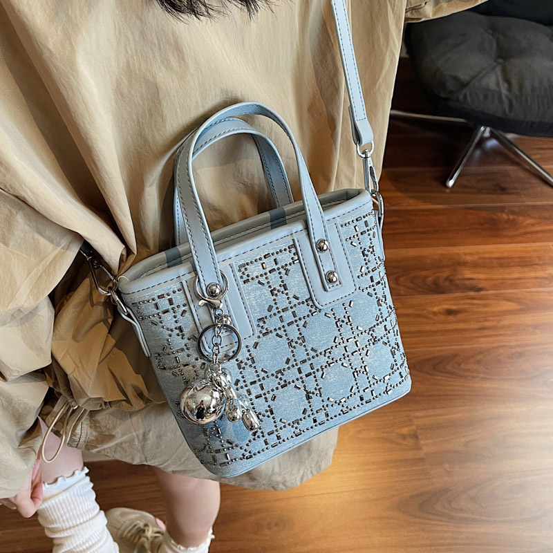 Simple and stylish hand-held bucket small bag for women, 2025 new Korean version single-shoulder crossbody bag with hot diamond commuting small handbag Application Scenario