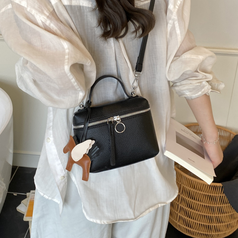 This year's popular simple hand-held small bag for women, the 2025 new women's single-shoulder bag, is elegant and fashionable, a crossbody small bag Application Scenario