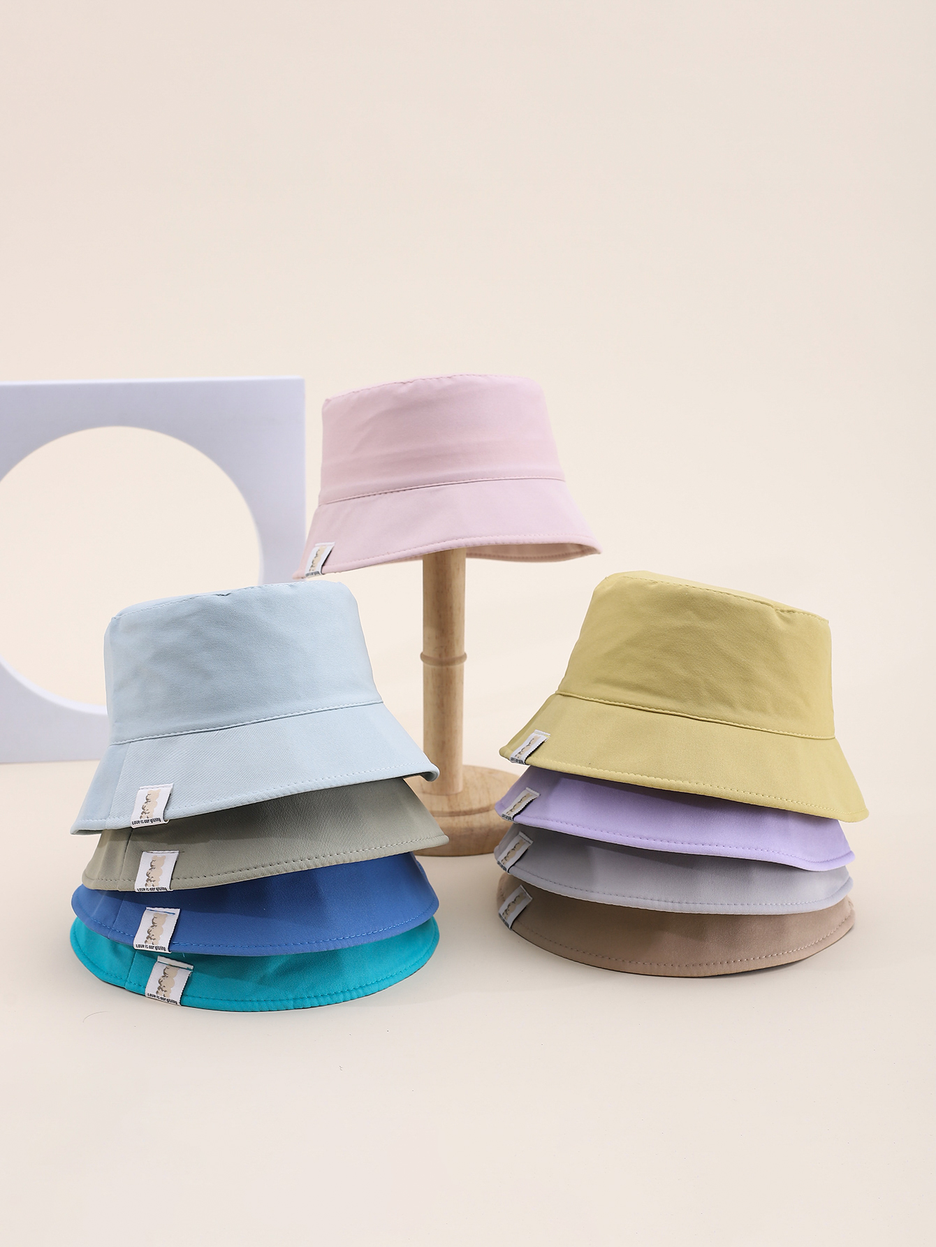 This is a popular children's single-sided fisherman's hat with embroidered side labels for spring and summer. It's cute, cartoon, classic, versatile and personalized. The inner side of this children's single-sided fisherman's hat comes with a drawstring full figure