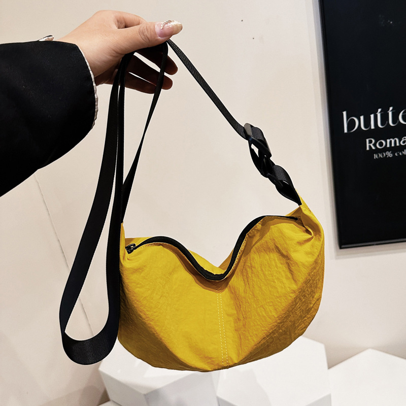 A casual and versatile women's crossbody bag, a light and portable small dumpling bag, a simple and fashionable single-shoulder bag for going out and commuting full figure
