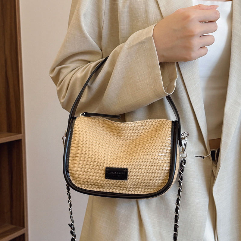 A new summer fashion handbag for women in 2025, featuring a contrasting color underarm bag. It's a Korean style, niche and simple single-shoulder crossbody bag details Picture
