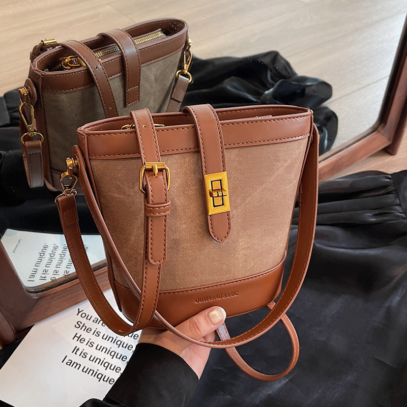 2024 New Korean-style trendy single-shoulder bag, niche design, underarm bag, fashionable and casual bucket bag, crossbody women's bag Application Scenario