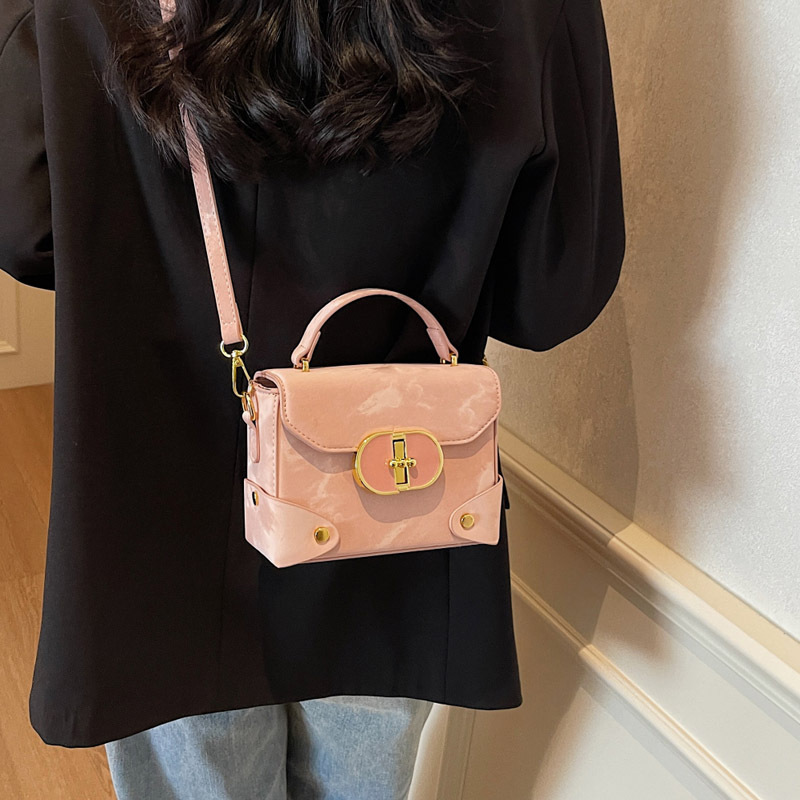 Fashionable and trendy small bag 2025 new women's bag, summer casual and simple crossbody bag, hand-held texture small square bag Application Scenario
