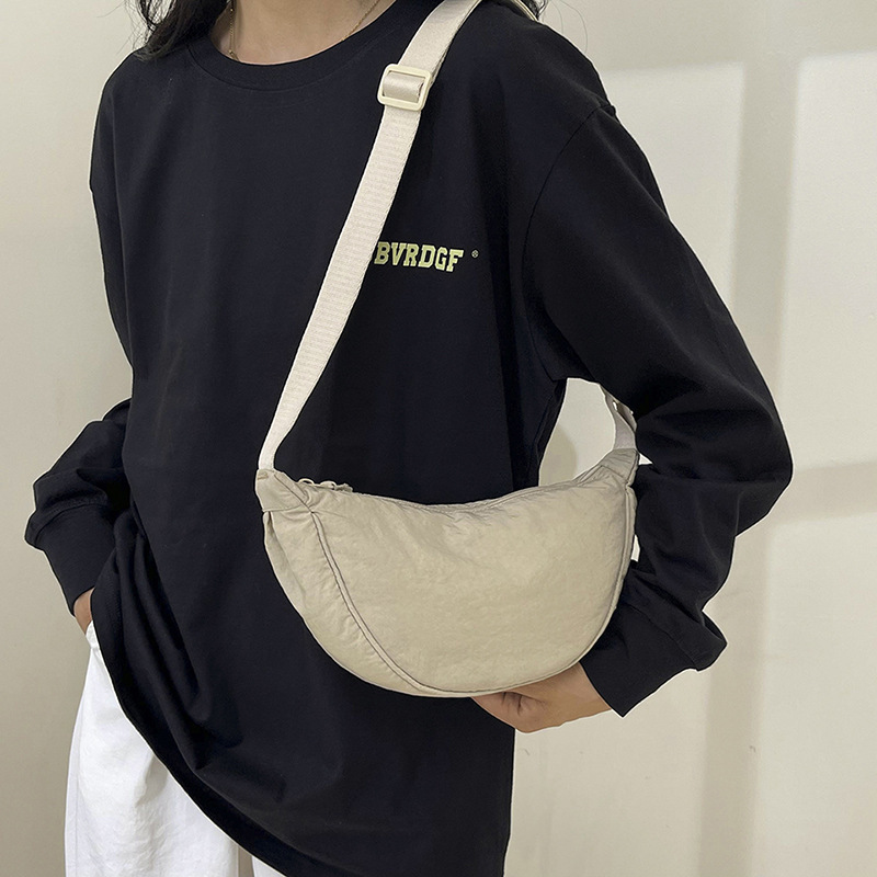 Nylon crossbody bag for women 2024 New style trendy dumpling bag, lightweight small crossbody bag, underarm bag, simple single-shoulder sports bag Application Scenario