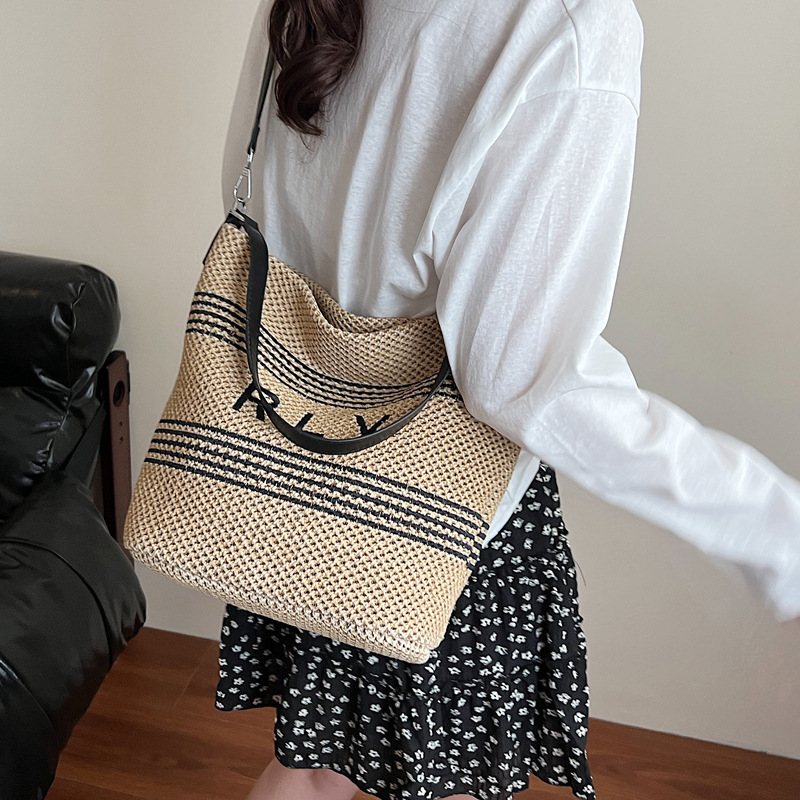 Summer vacation style woven underarm bag for women 2025 new casual large-capacity versatile seaside single-shoulder crossbody bag Application Scenario