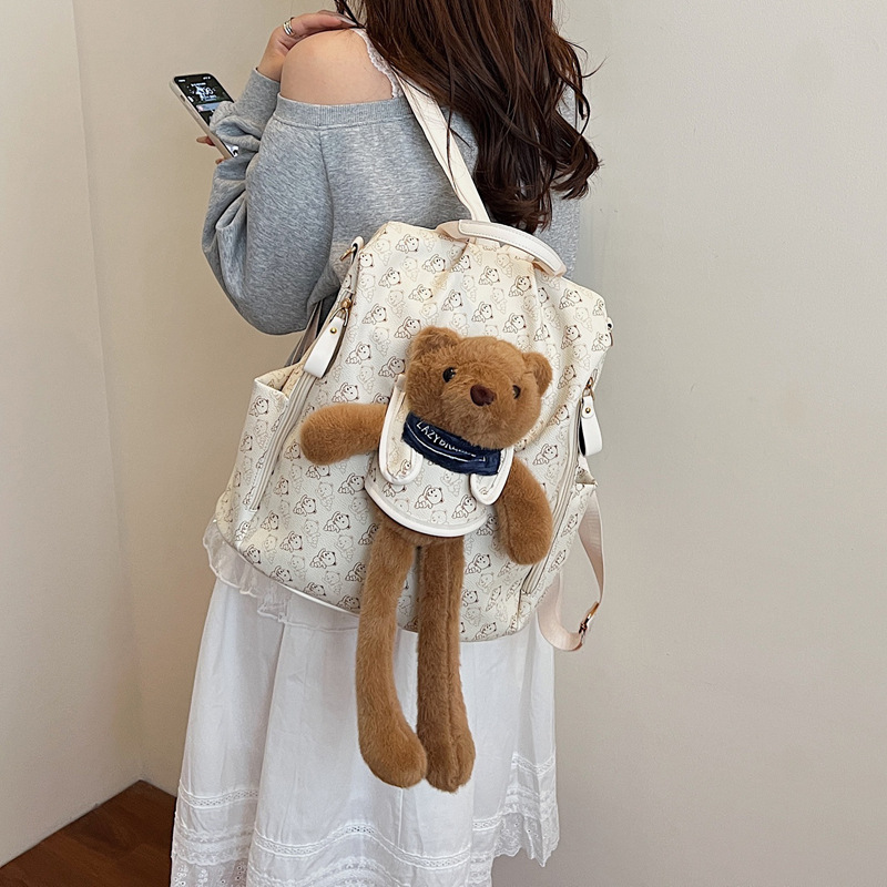 Cute little bear backpack for girls, 2025 new school-style schoolbag, large capacity, simple and lightweight, a backpack trend for outings Application Scenario