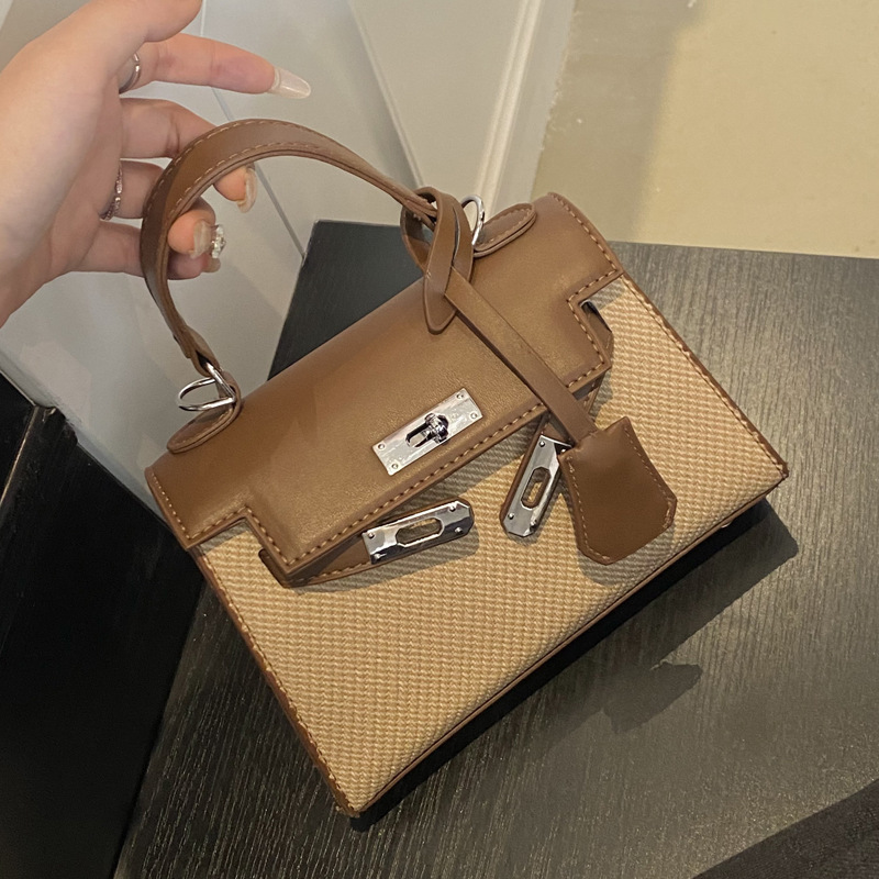 This year, the new spring 2025 collection of fashionable and versatile single-shoulder crossbody bags and high-quality hand-held small square bags are in vogue full figure