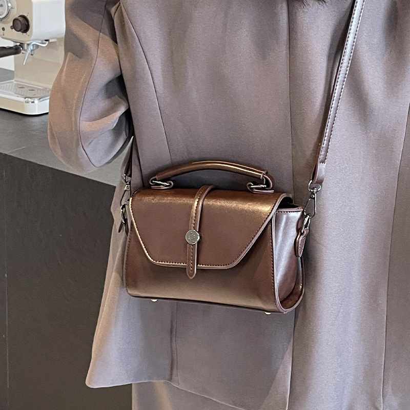A new portable and versatile briefcase for women, a high-end, fashionable and niche single-shoulder small square bag for spring 2025 details Picture