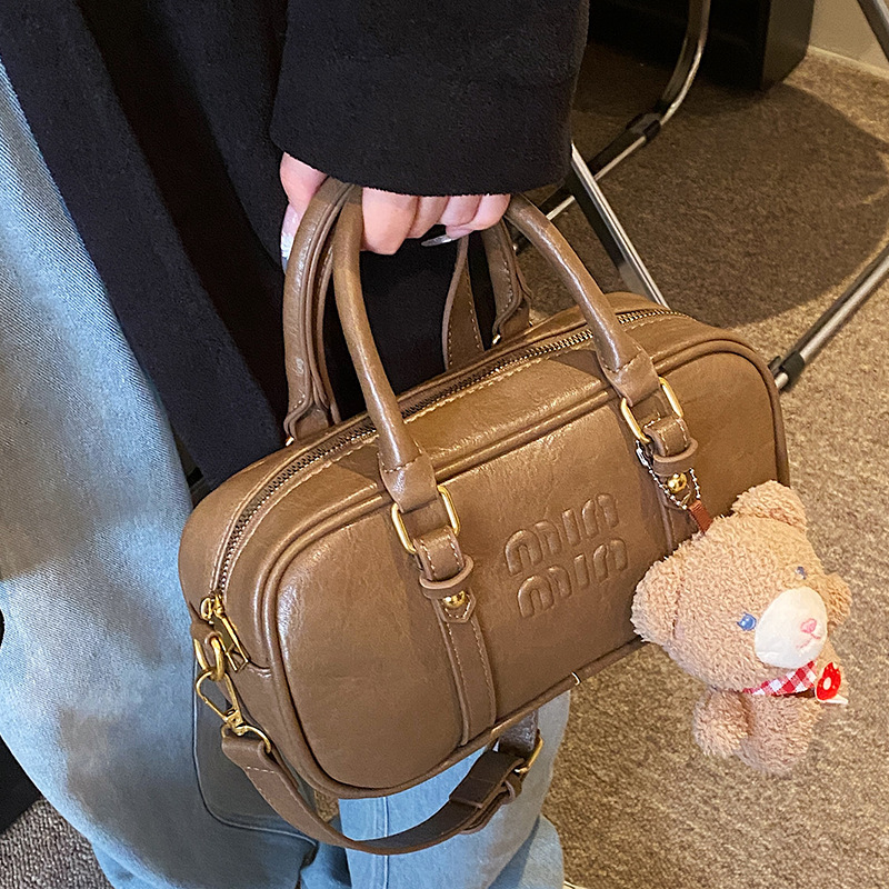 Cross-border hand-held bowling bag for women in autumn and winter 2025, new retro commuter pillow bag, large capacity crossbody bag Application Scenario