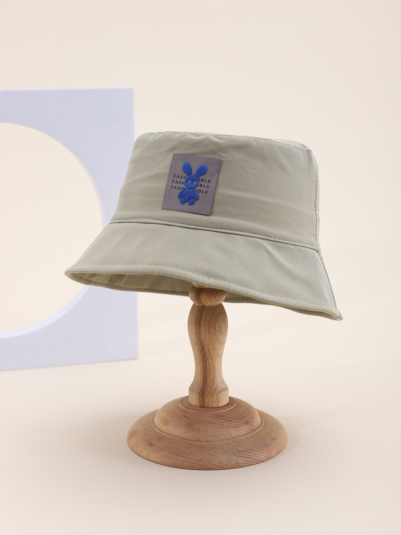 This is a popular children's single-sided fisherman hat with a rabbit label in spring and summer. It's cute, cartoonish, classic, versatile and personalized. The inner side of this children's single-sided fisherman hat comes with a drawstring Specification drawing