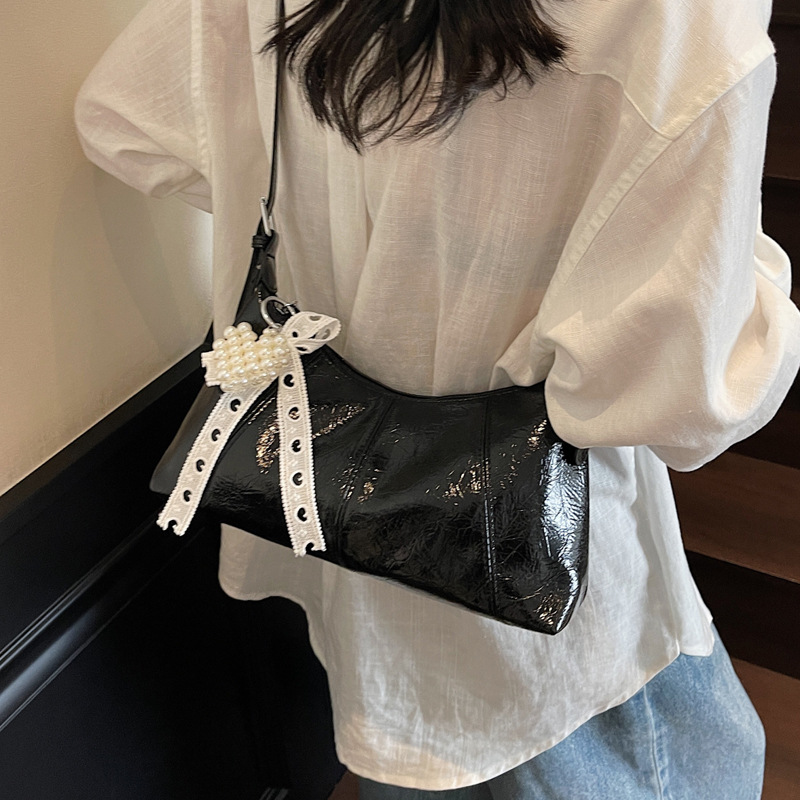 Korean style fashionable and stylish commuter underarm bag for women 2025 summer new casual, simple and gentle style single-shoulder crossbody bag Application Scenario