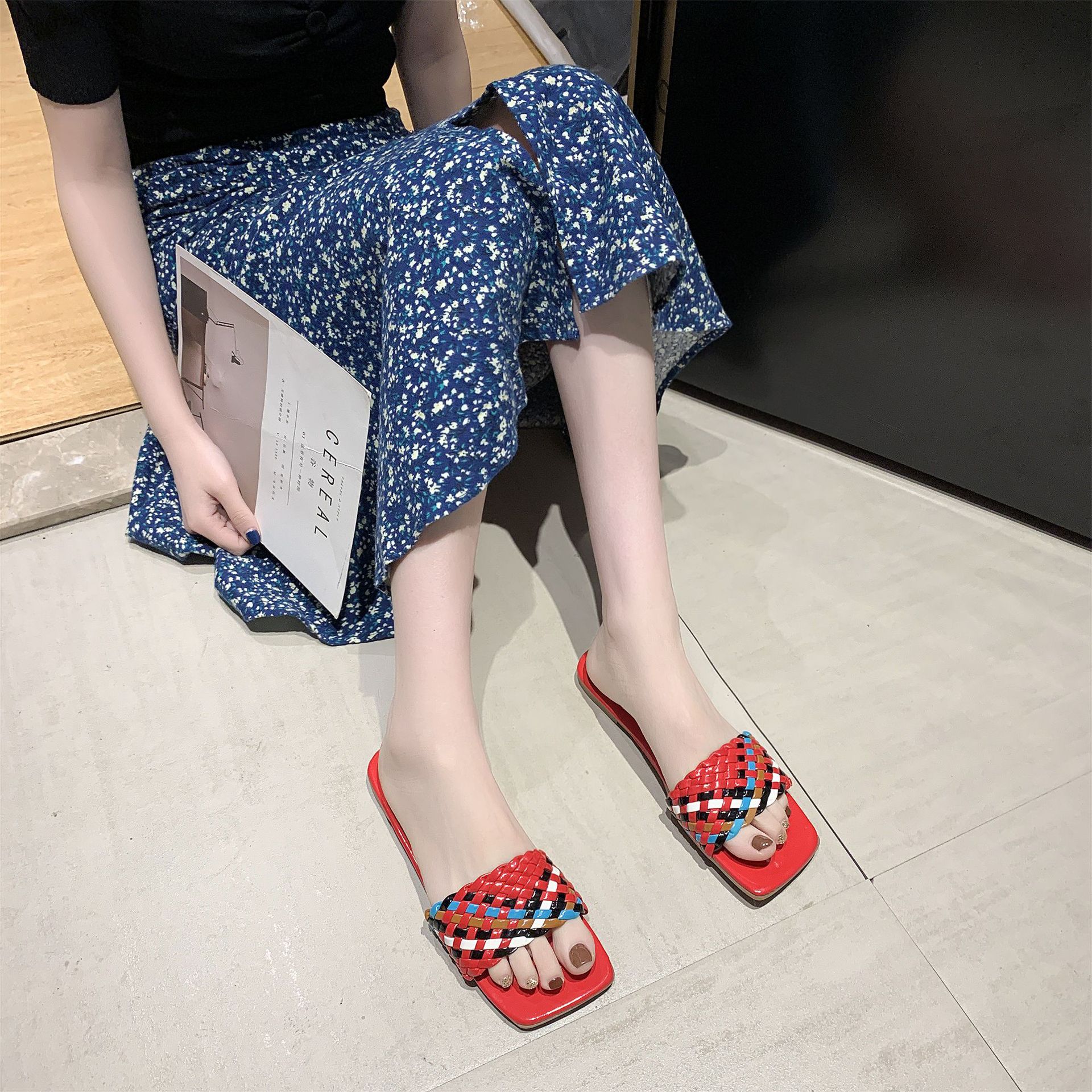 Amazon's new large-sized cool slippers for women, square-toed woven flat slippers, color-blocked street style fashionable women's shoes Specification drawing