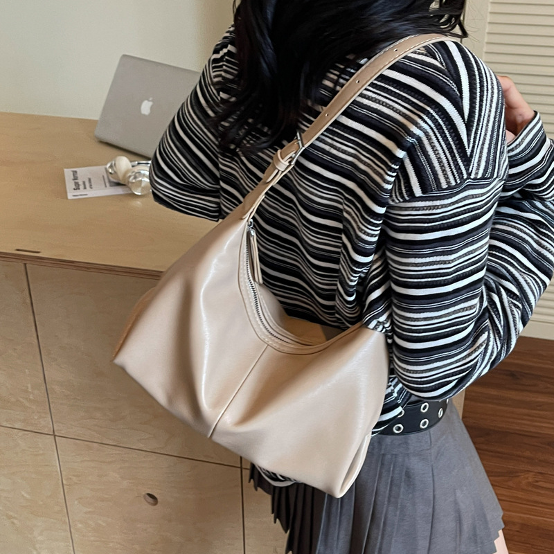 This large-capacity bag is a new fashion and niche design for women in 2025. It is a simple and versatile single-shoulder bag with a bucket for commuting and underarm details Picture